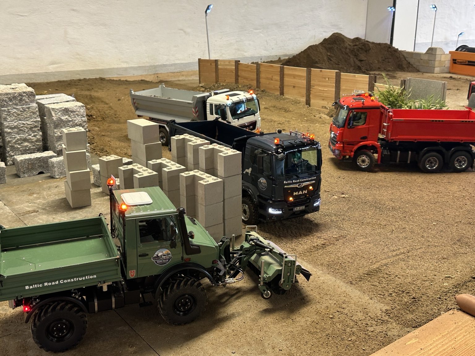 Mehrere Modell-LKW auf Baustelle