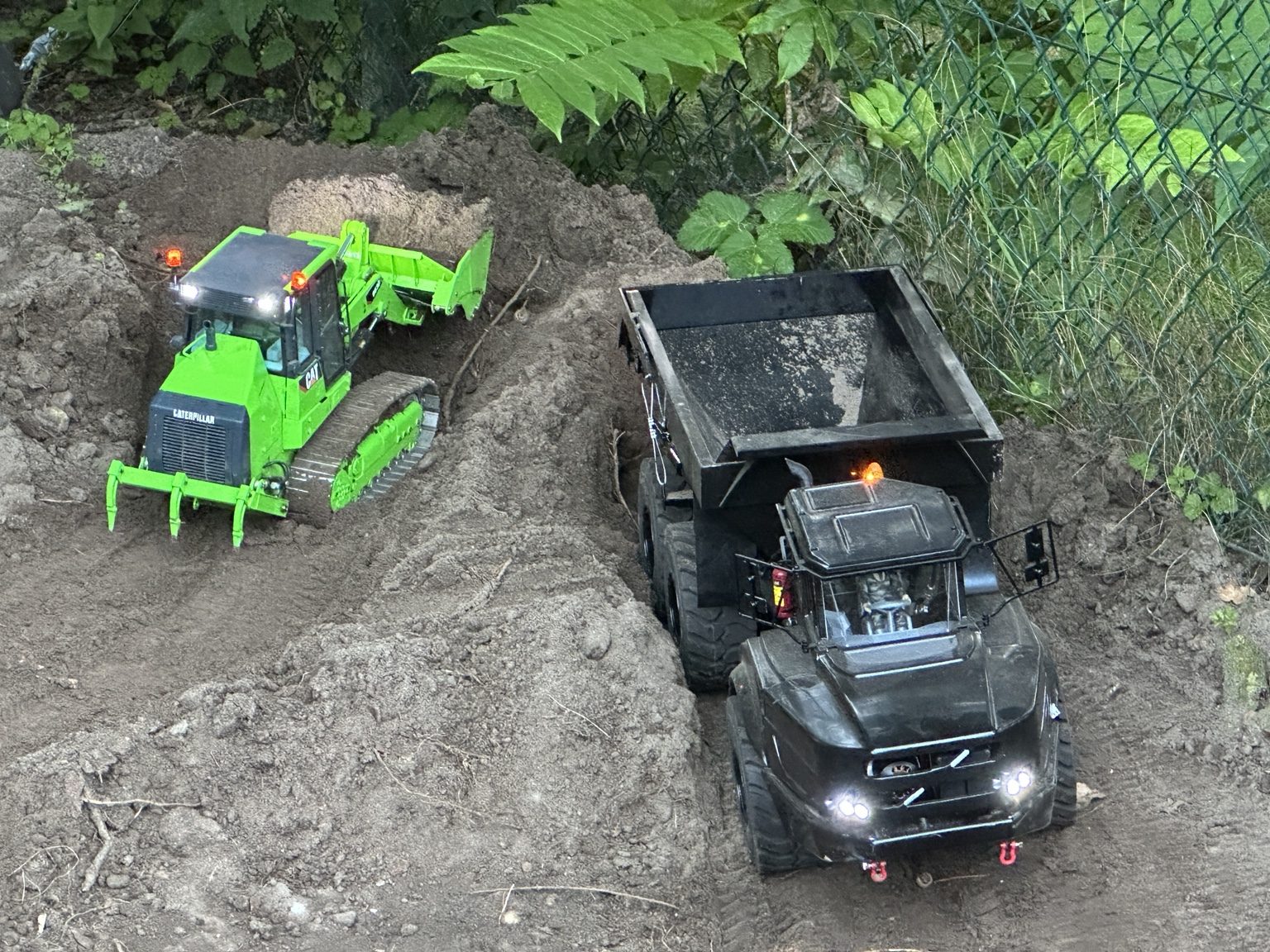 CAT Raupenlader und schwarzer Dumper