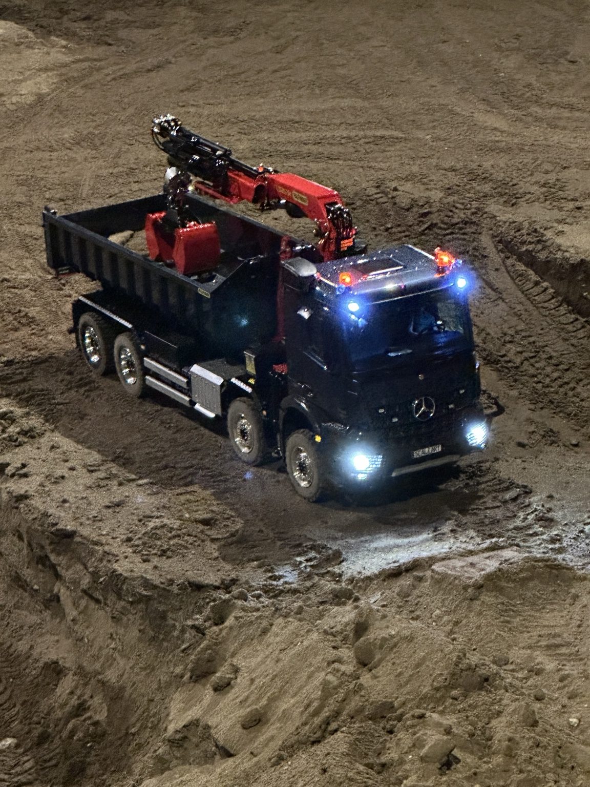 Mercedes Kipper bei Nacht
